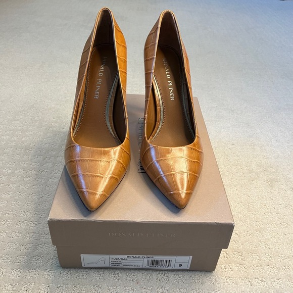 Donald J. Pliner Shoes - Donald Pliner Ruzana Crocco Saddle Pumps Size 9